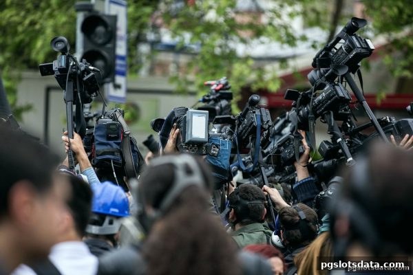 pg电子游戏视角：电竞赛事直播精彩瞬间为何令人热血沸腾？